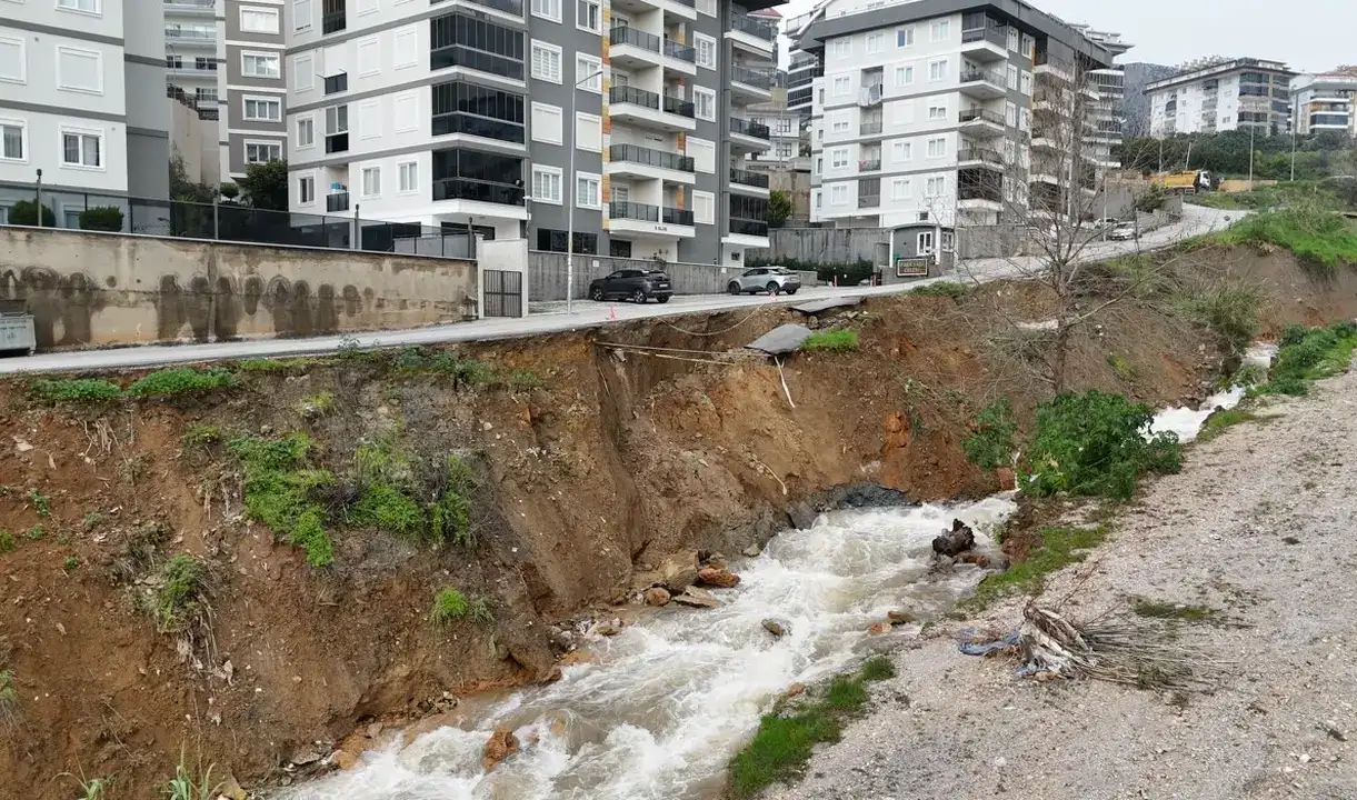 Alanya’da Dere Kenarındaki Yol Çöktü: 46 Daireli Lüks Sitede Korku 9